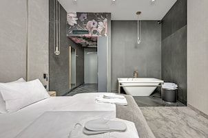 Deluxe Apartment, Non Smoking | Bathroom | Shower, free toiletries, hair dryer, bathrobes