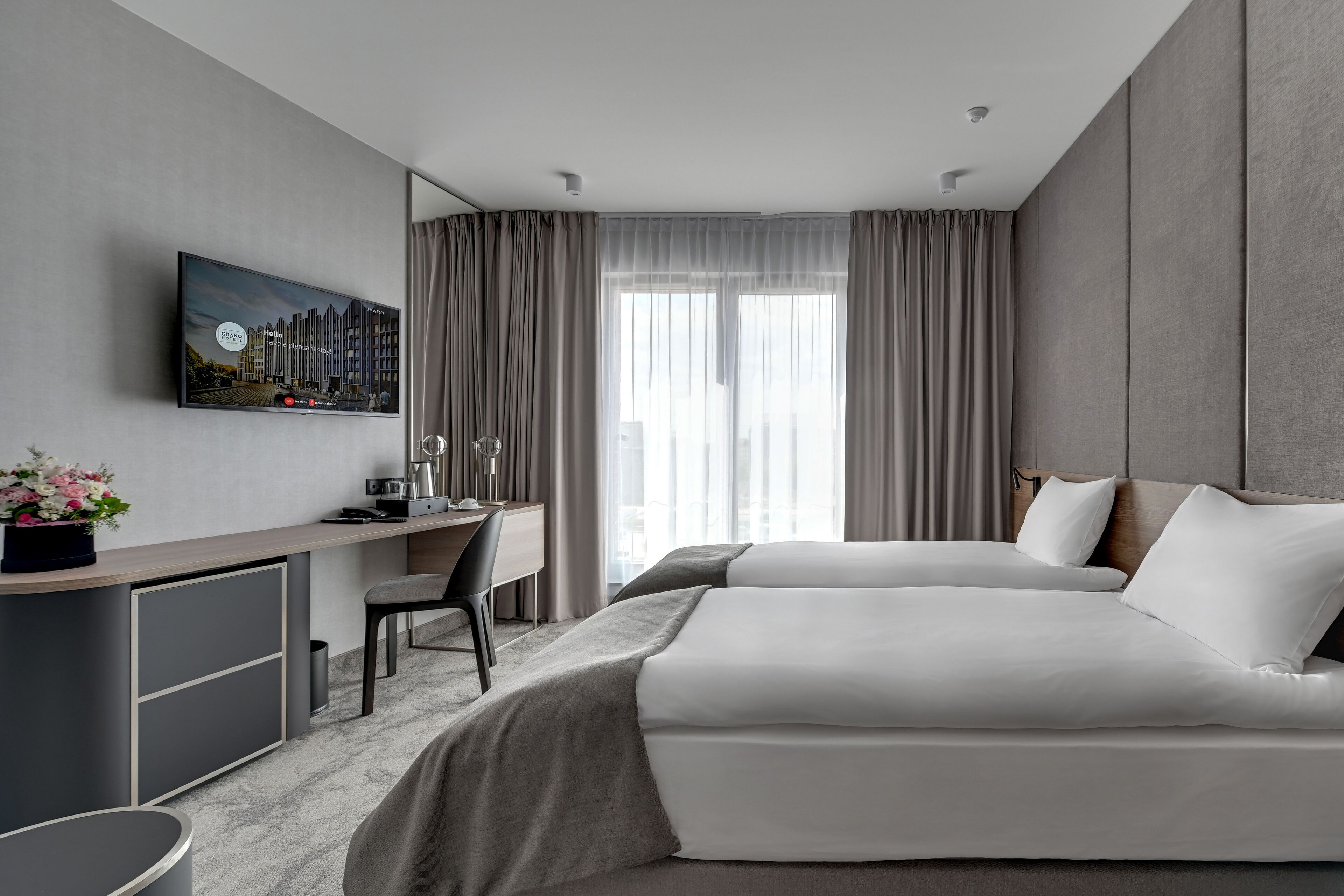 Kolmen hengen classic-huone, 1 keskisuuri parisänky ja vuodesohva, tupakointi kielletty | Minibaari, tallelokero huoneessa, työpöytä