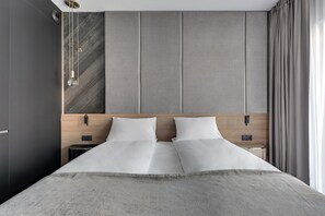 Minibar, caja de seguridad en la habitación y escritorio 