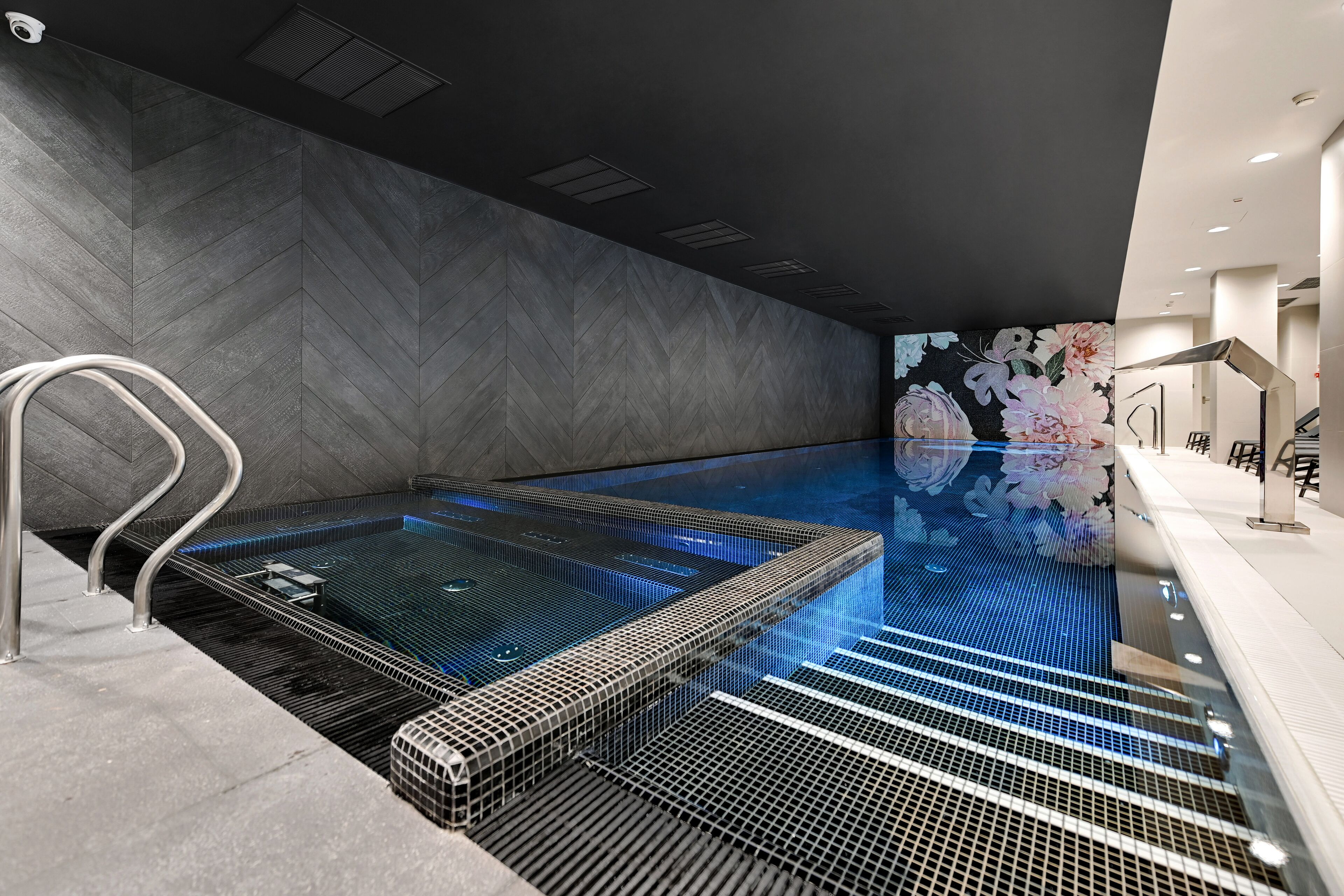 Una piscina techada, sillones reclinables de piscina