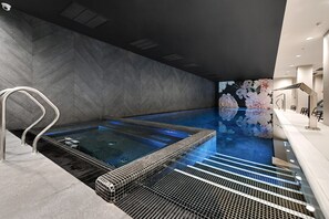 Piscine couverte, chaises longues