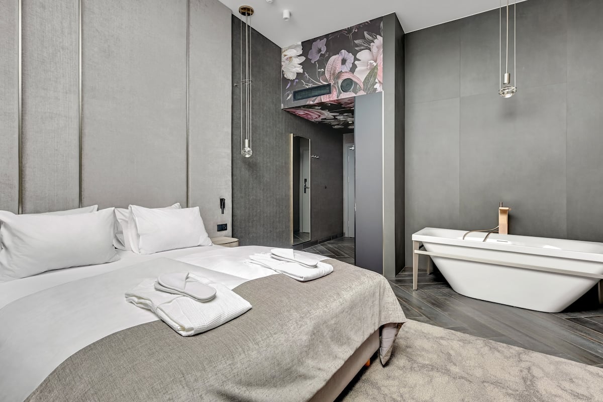 Deluxe Apartment, Non Smoking | 1 bedroom, minibar, in-room safe, desk