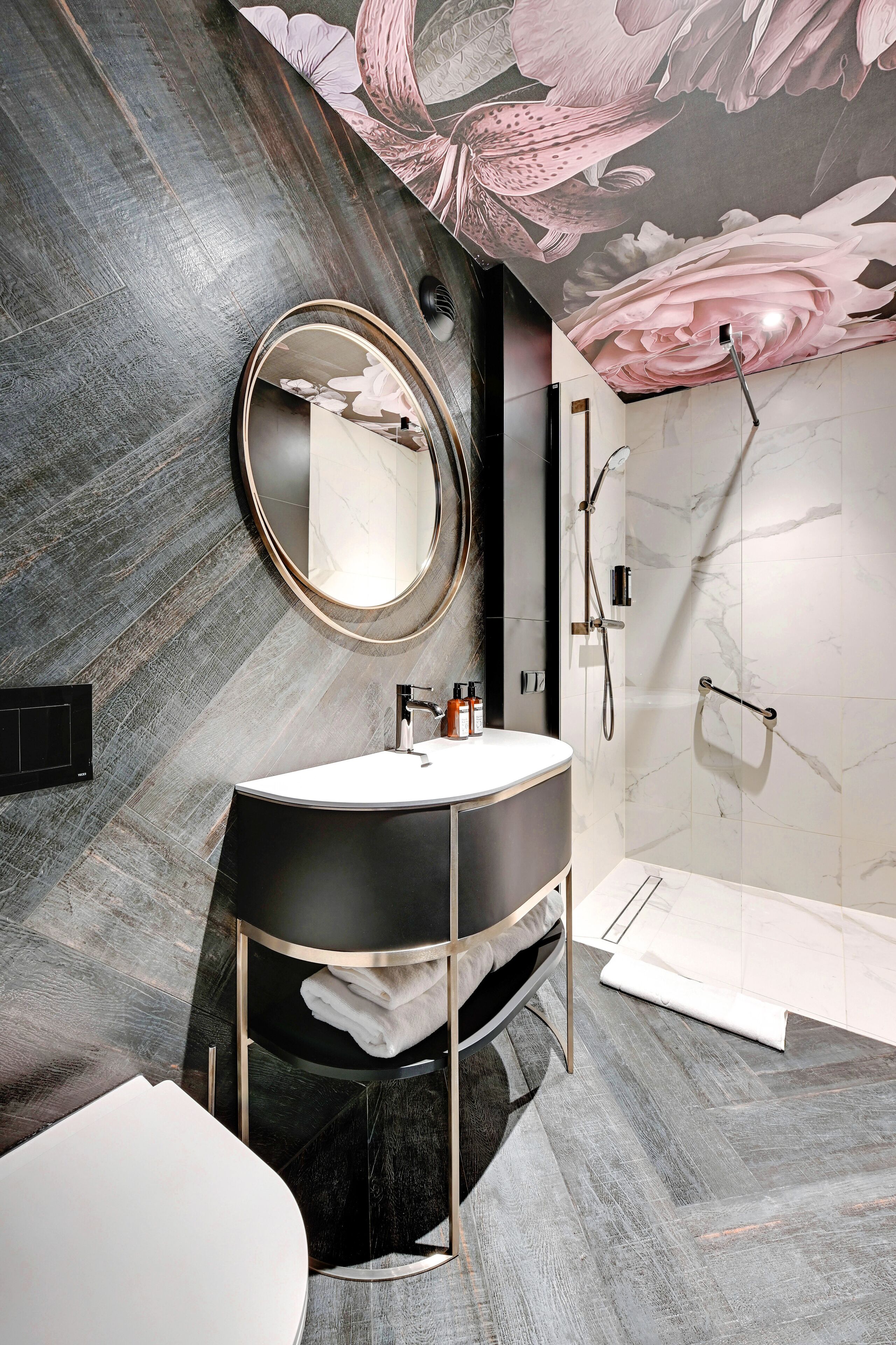 family studio, 1 queen bed with sofa bed, non smoking | bathroom | shower, free toiletries, hair dryer, bathrobes