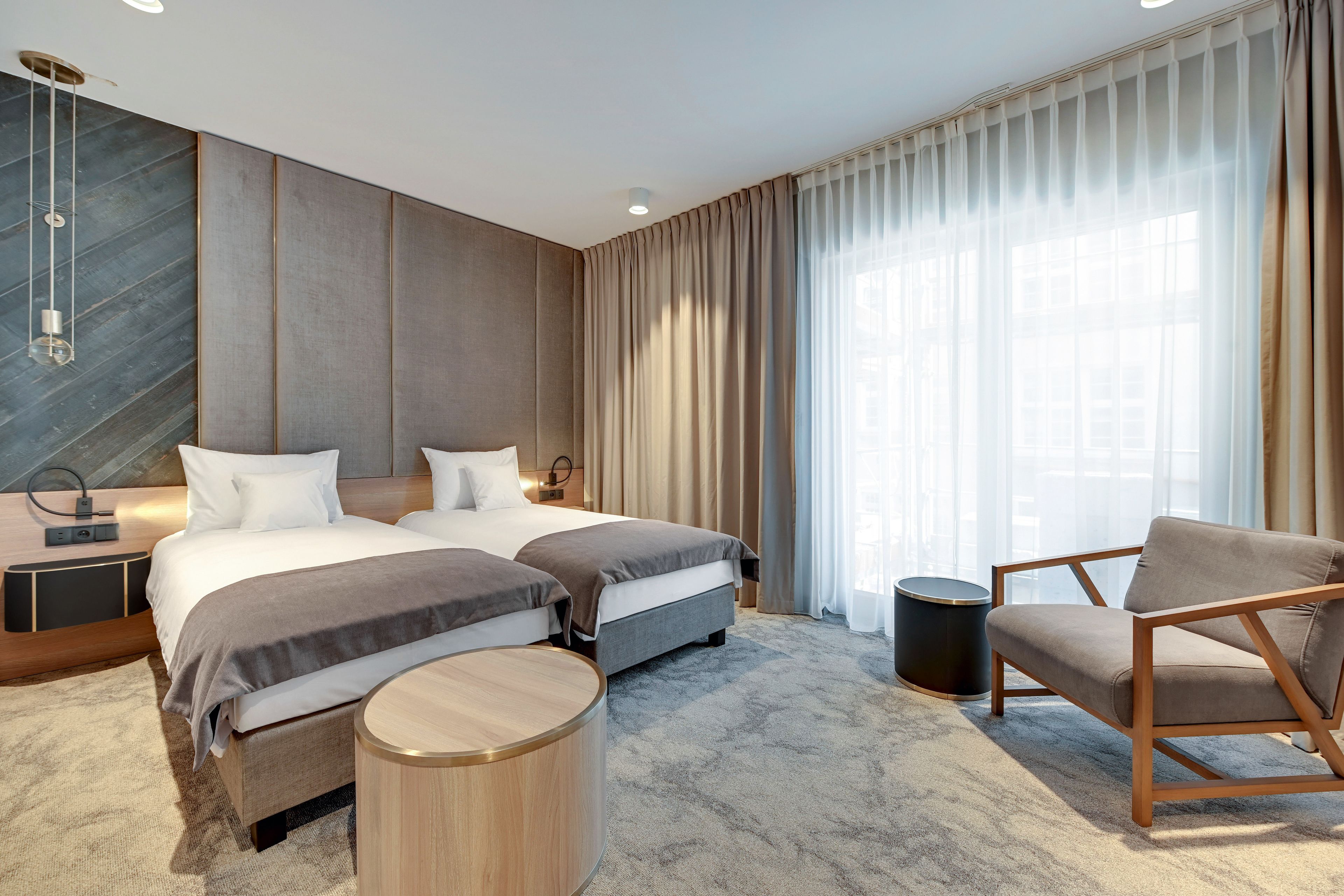 deluxe studio, non smoking | 1 bedroom, minibar, in-room safe, desk