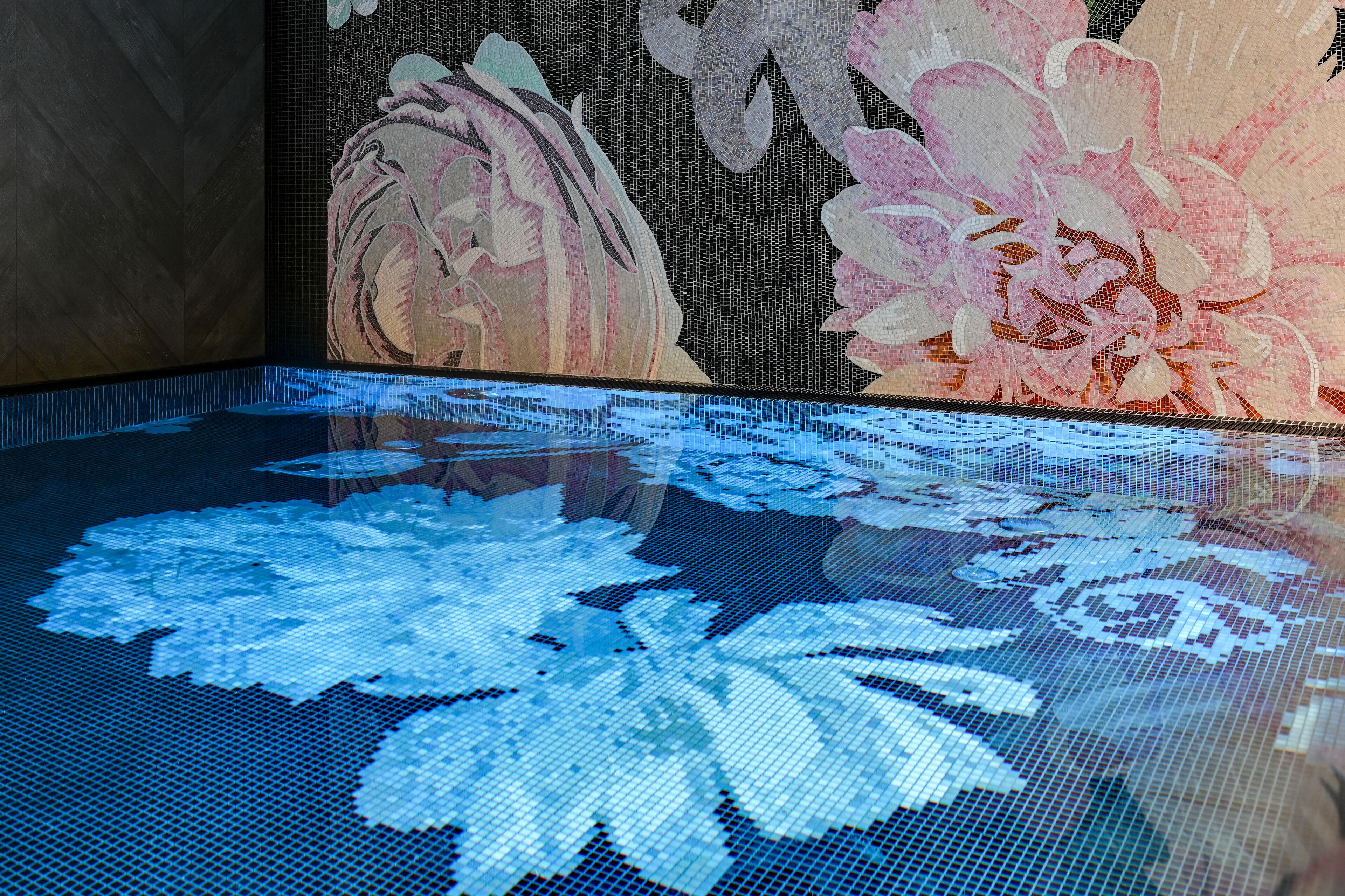 indoor pool, pool loungers