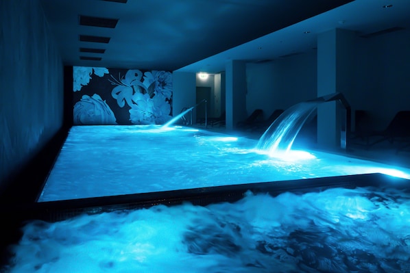 Piscine couverte, chaises longues