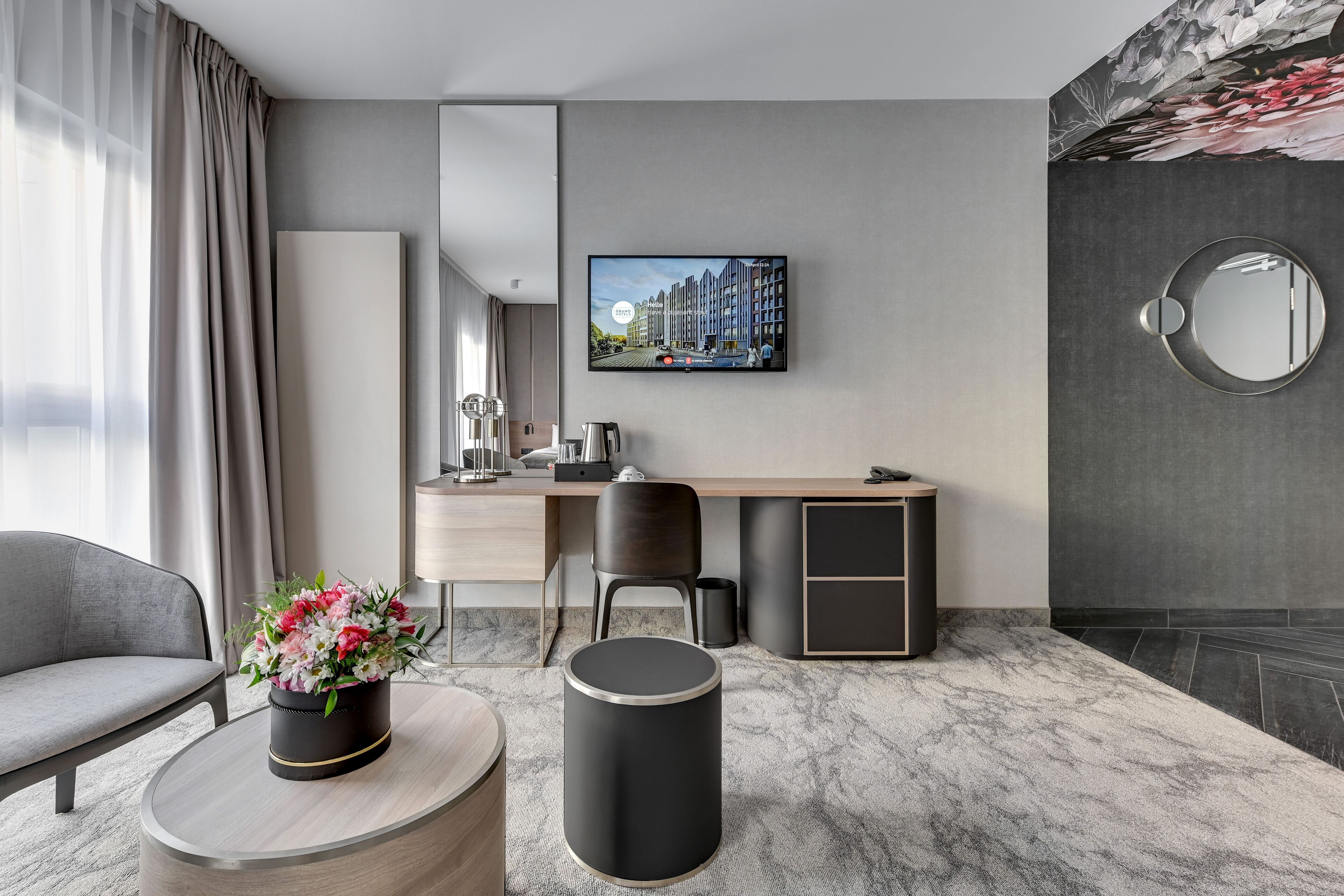 superior double room, 2 single beds, non smoking | living area | smart tv