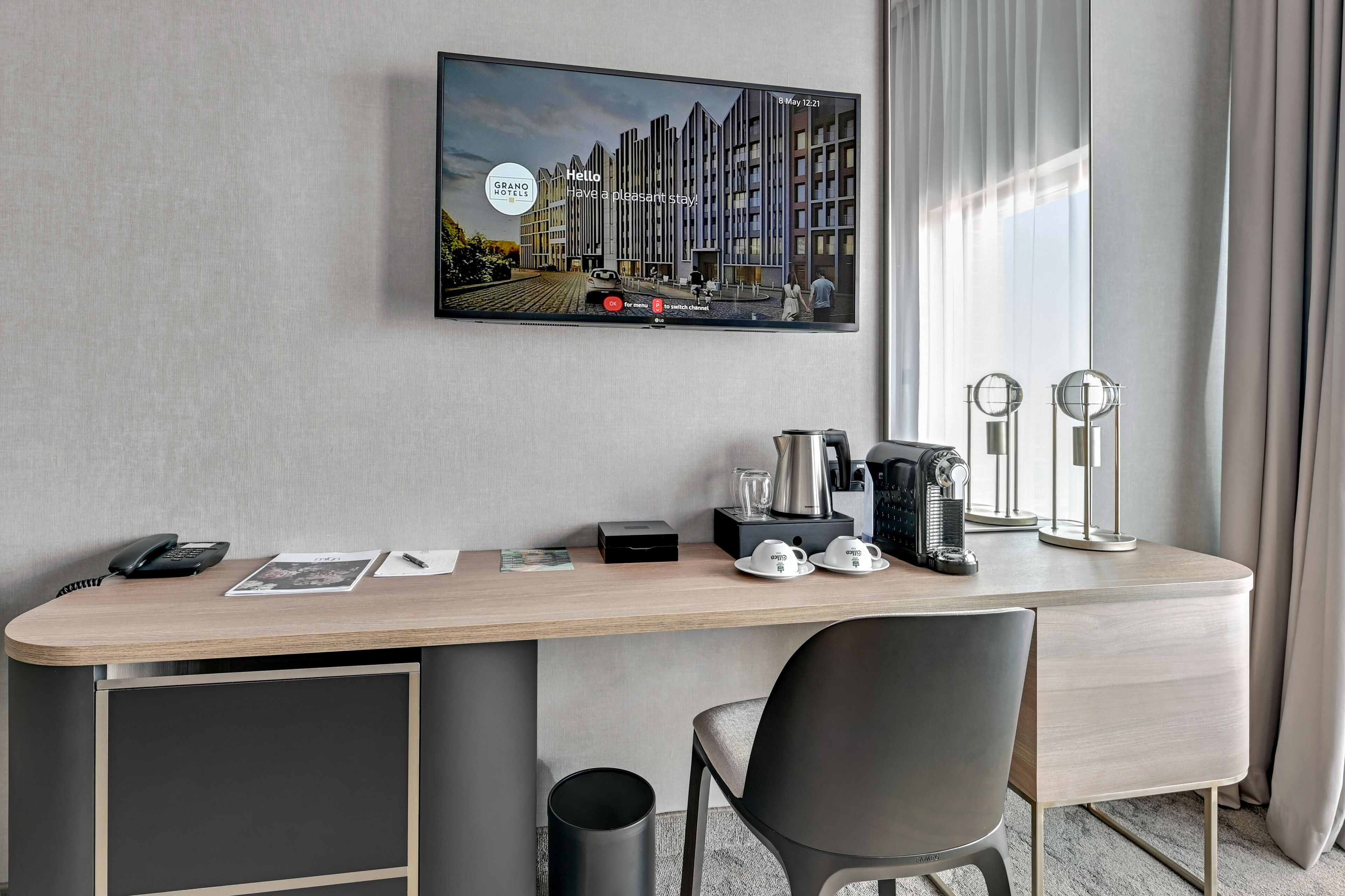 deluxe apartment, non smoking | living room | smart tv