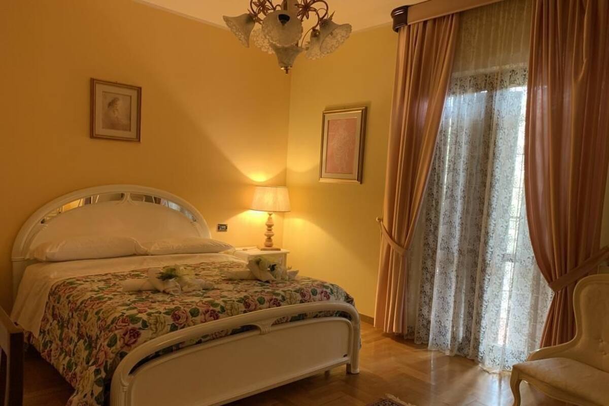 Blackout curtains, free WiFi