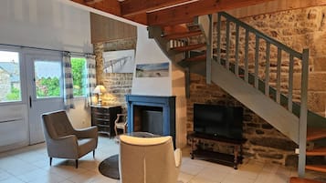 Casa, 1 habitación, vistas al jardín | Zona de estar | Una televisión de pantalla plana
