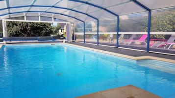 Sæsonbestemt udendørs pool, åben fra kl. 10.00 til kl. 20.00, liggestole
