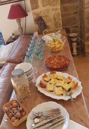 Free daily local cuisine breakfast  - B&B Domaine de Keryargon (Belz)