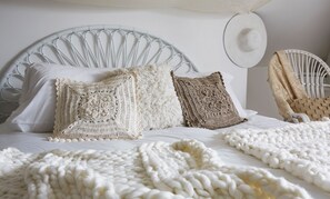 Memory foam beds, laptop workspace, soundproofing, cribs/infant beds - Le Boutik Hotel (Annecy)
