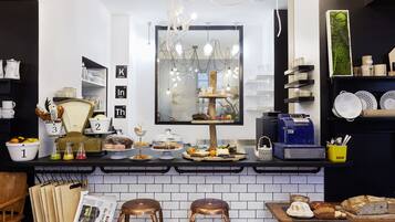 Petit déjeuner buffet servi tous les jours en supplément