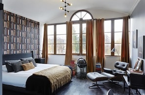 Memory-foam beds, laptop workspace, soundproofing, cots/infant beds - Le Boutik Hotel (Annecy)
