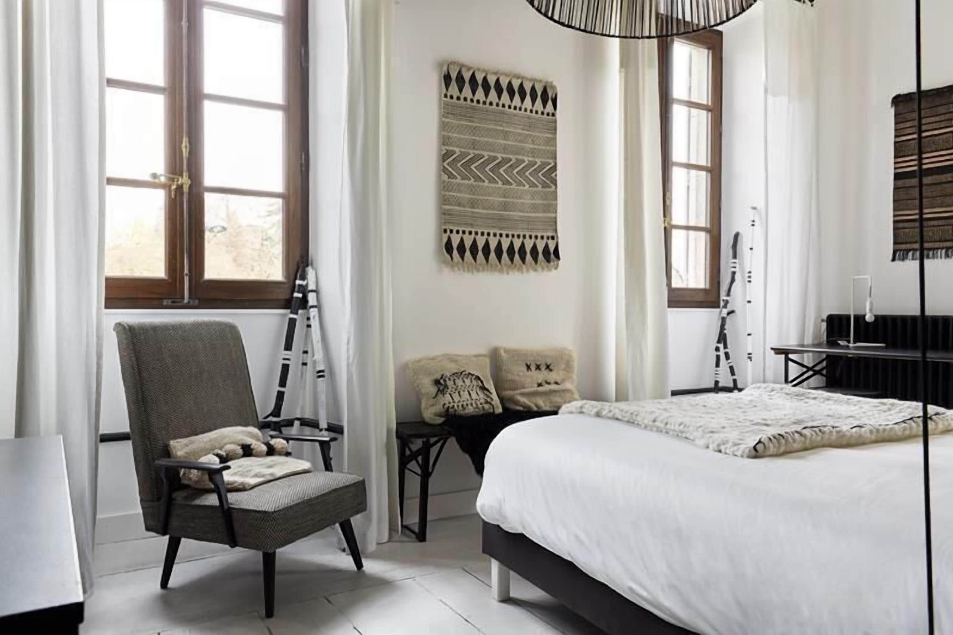 Chambre Double (#4 White and Black)