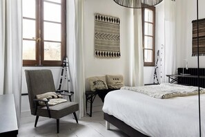 Tweepersoonskamer (#4 White and Black) | Bedden met traagschuimmatrassen, een laptopwerkplek, geluiddichte muren