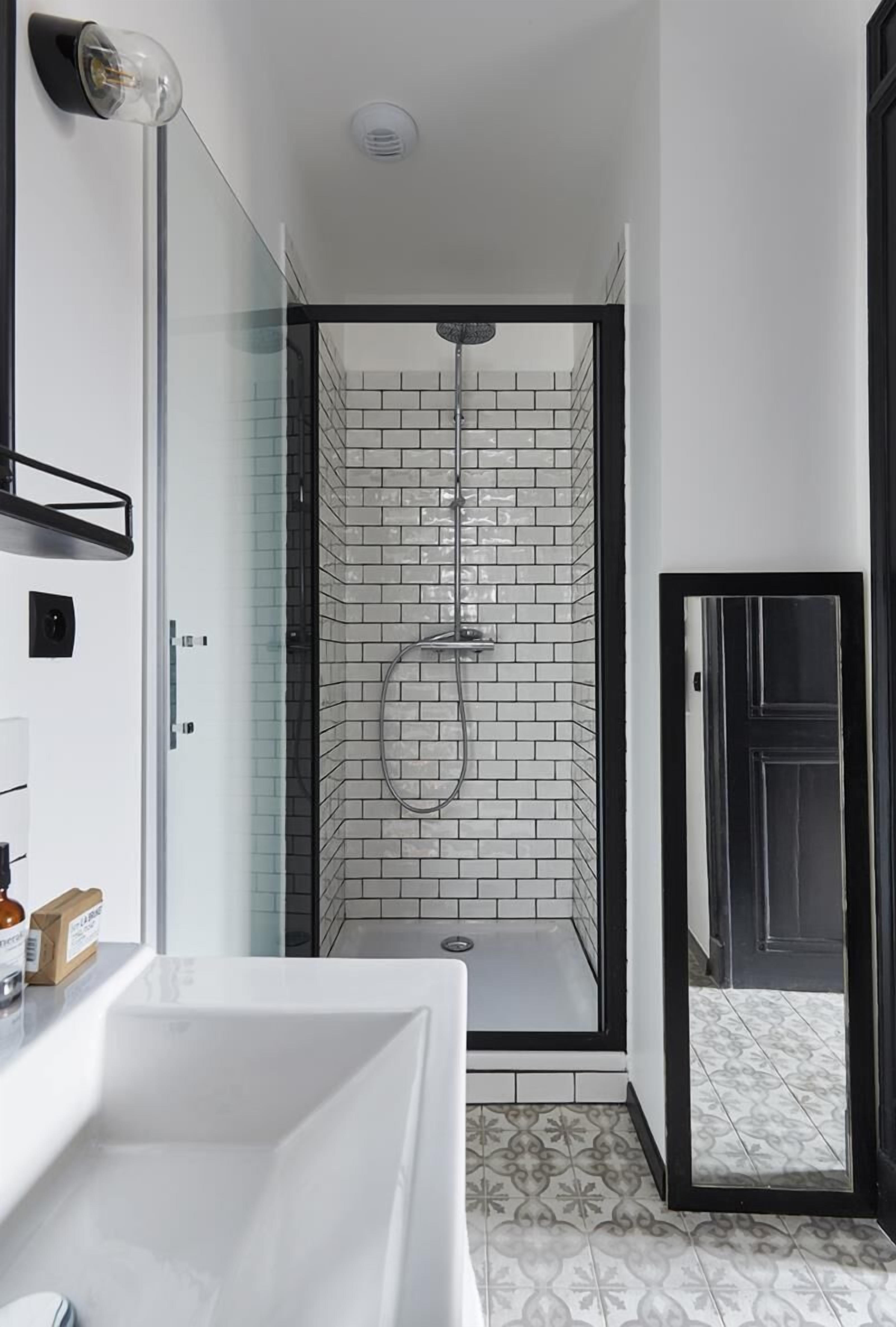 Doppelzimmer (#4 White and Black) | Badezimmer