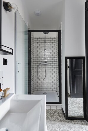 Dobbeltværelse (#4 White and Black) | Badeværelse | Bruser, gratis toiletartikler, hårtørrer, håndklæder