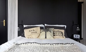 Memory-foam beds, laptop workspace, soundproofing, cots/infant beds - Le Boutik Hotel (Annecy)