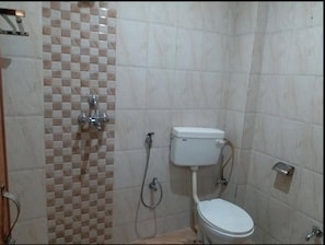 Camera Deluxe | Bagno | Doccia, set di cortesia gratuito, asciugamani