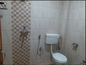 Kamar Deluks | Kamar mandi | Shower, perlengkapan mandi gratis,  dan handuk