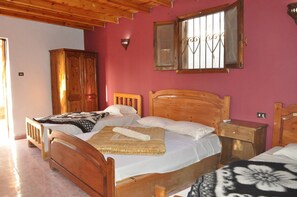 Standard Quadruple Room | Minibar, bed sheets