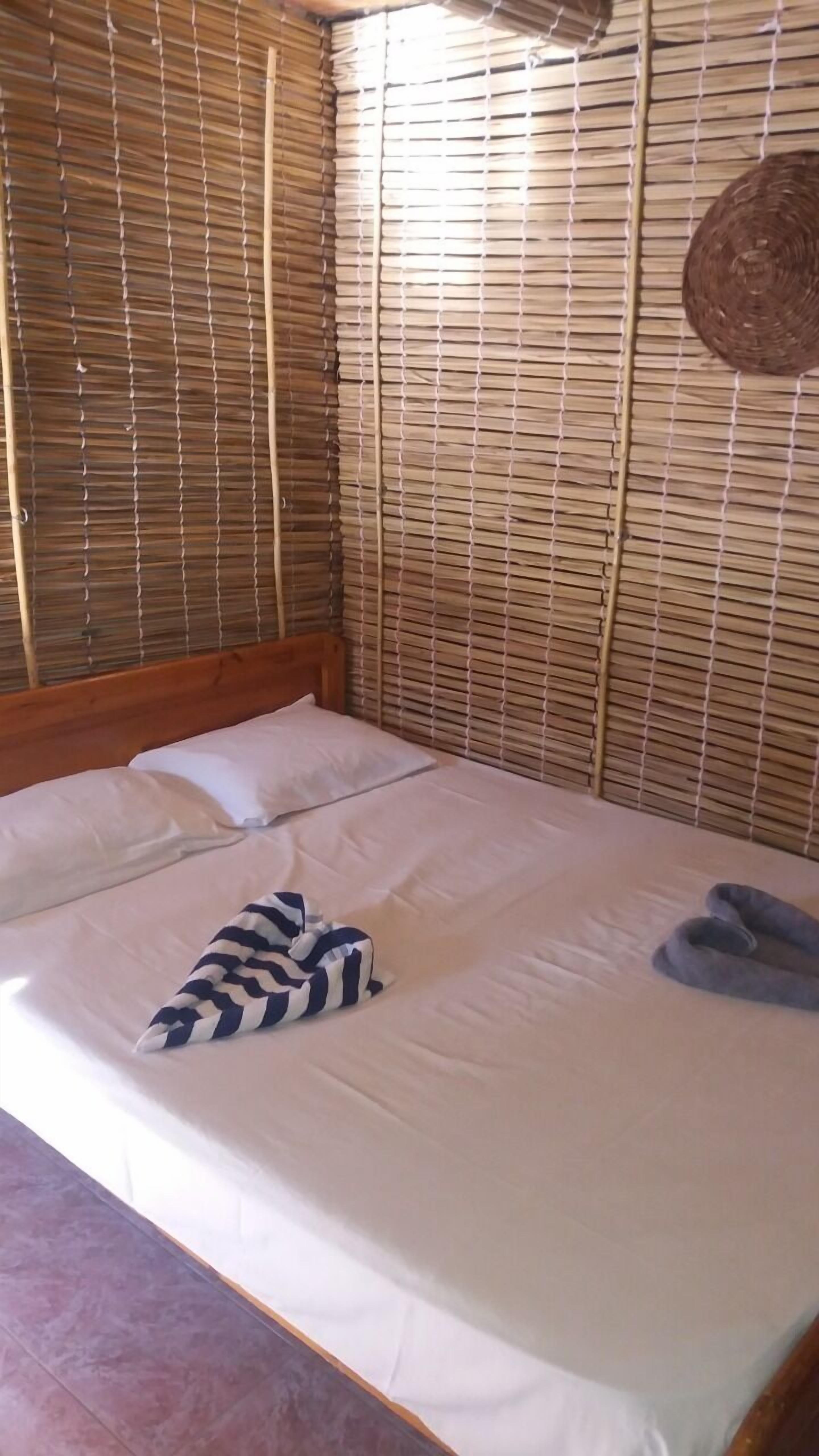 Standard Double or Twin Room | Minibar, bed sheets