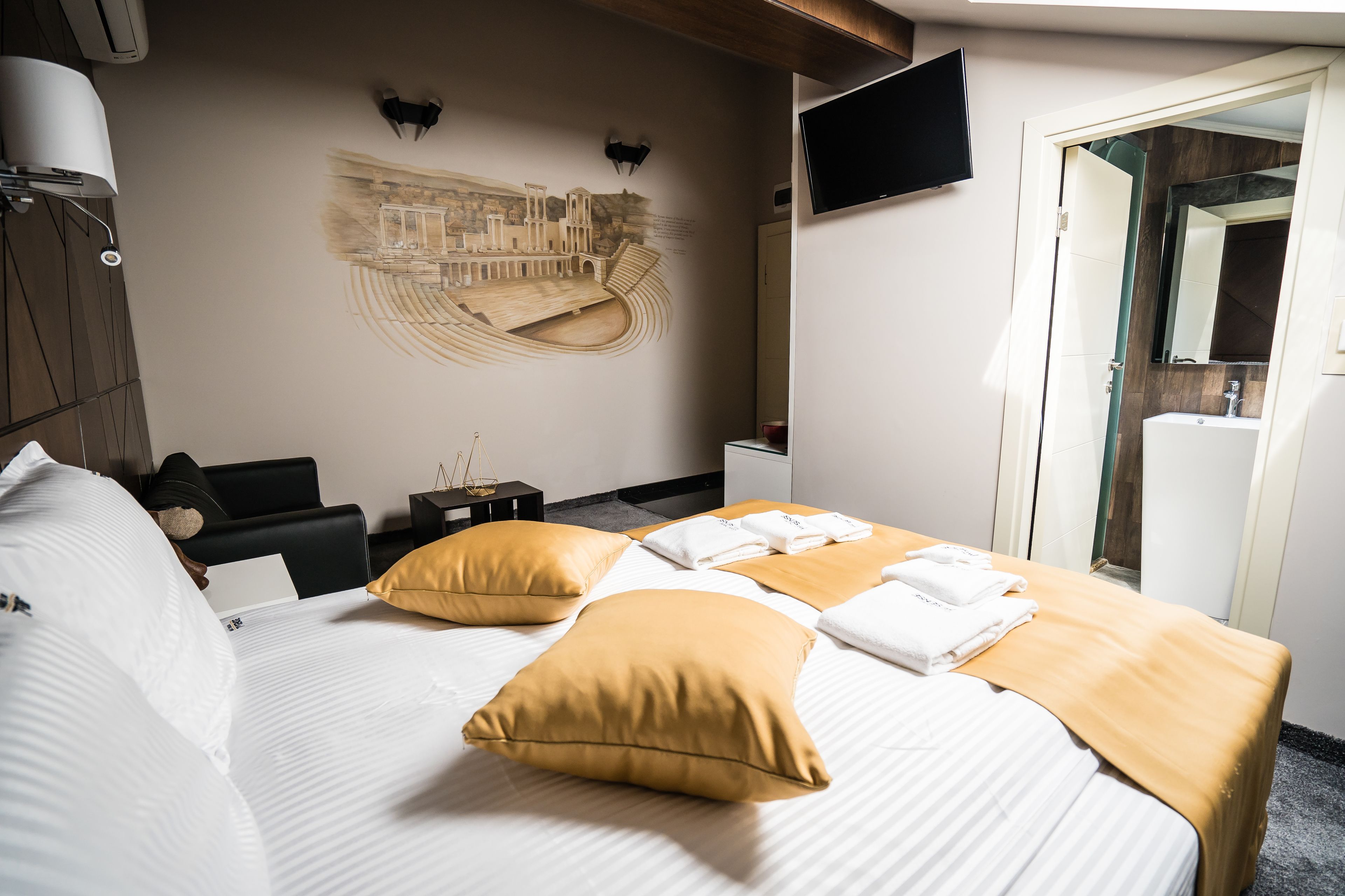 เครื่องนอนระดับพรีเมียม, เตียงเมมโมรีโฟม, ตู้นิรภัยในห้องพัก