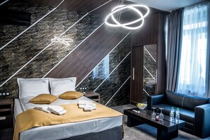 Premium bedding, memory foam beds, in-room safe, soundproofing - 7th Sense Boutique Guest House (Plovdiv)