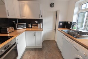 Frigorífico, microondas, horno y placa de cocina