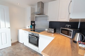 House, 3 Bedrooms | Private kitchen | Fridge, microwave, oven, stovetop