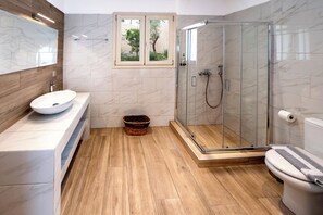 Douche, séchoir à cheveux, serviettes fournies, papier de toilette