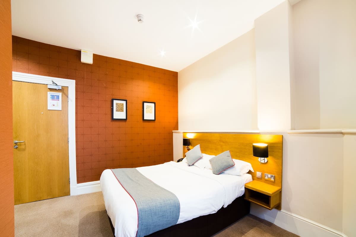 Standard-Doppelzimmer, 1 Doppelbett | 1 Schlafzimmer, hochwertige Bettwaren, Schreibtisch