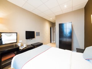 Standard Double Room | Egyptian cotton sheets, premium bedding, desk, iron/ironing board - OYO Hotel Majestic (Barrow-in-Furness)