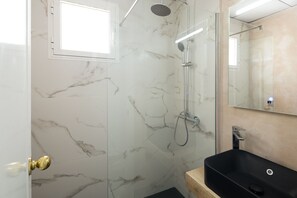 Shower, hair dryer, towels, soap - 2 bedrooms, 2 bathrooms, private terrace (Sevilla)