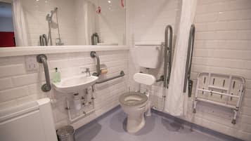 Un baño moderno con inodoro, lavabo y ducha.