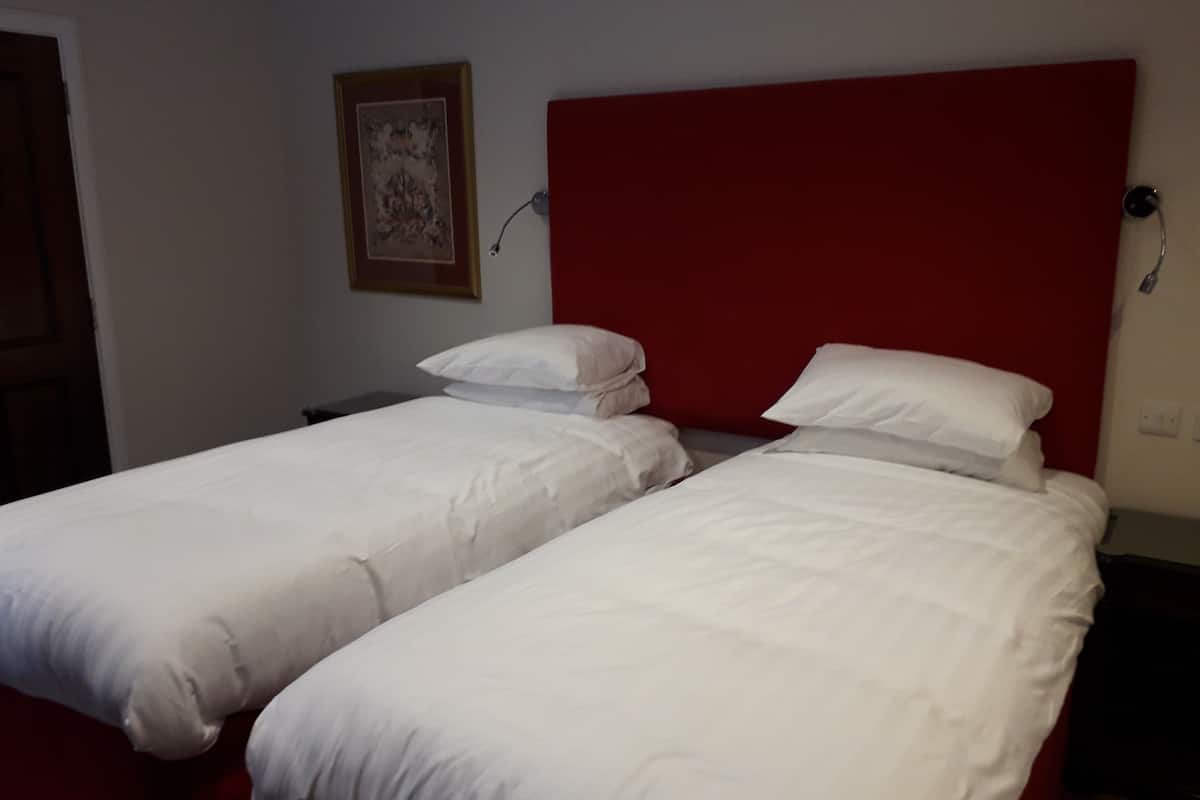 family room, ensuite | desk, free wifi, bed sheets