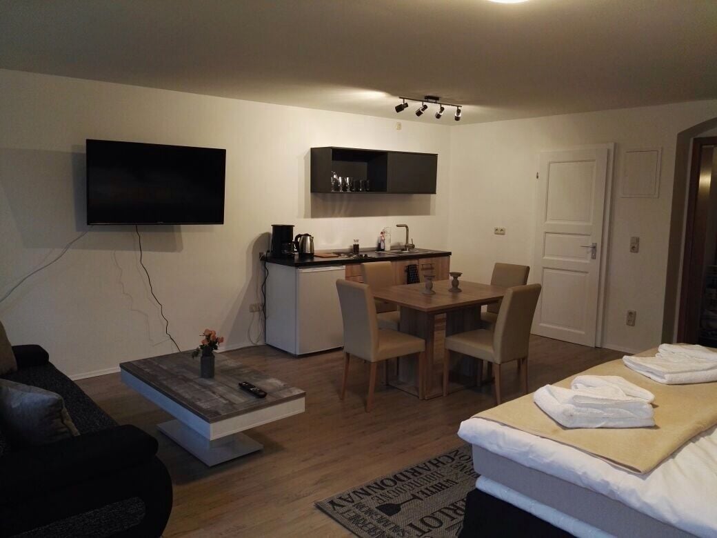 Vierbettzimmer (Büttner 3) | Wohnbereich | Flachbildfernseher