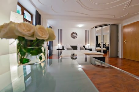 Quadruple Room (Büttner 2) | Living area | Flat-screen TV. Pension Wielsch