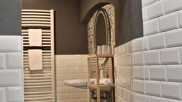 Vierbettzimmer (Büttner 1) | Badezimmer | Dusche, Handtücher
