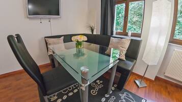 Vierbettzimmer (Büttner 2) | Essbereich im Zimmer