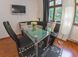 Quadruple Room (Büttner 2) | In-room dining - Pension Wielsch (Görlitz)