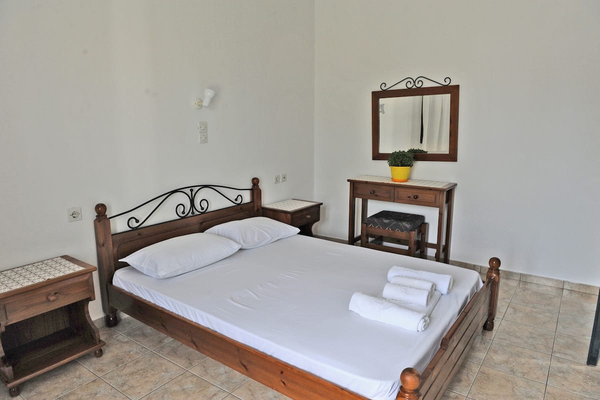 Habitación económica doble | 1 dormitorio, sistema de insonorización, wifi gratis y ropa de cama