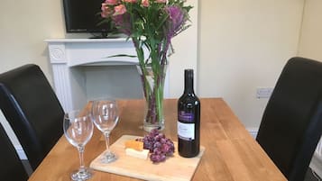 House, 3 Bedrooms | Private kitchen | Fridge, microwave, oven, stovetop