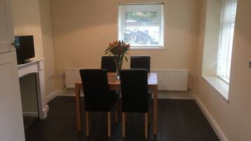 House, 3 Bedrooms | Private kitchen | Fridge, microwave, oven, stovetop
