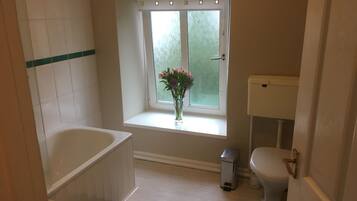 House, 3 Bedrooms | Bathroom | Combined shower/bathtub, towels