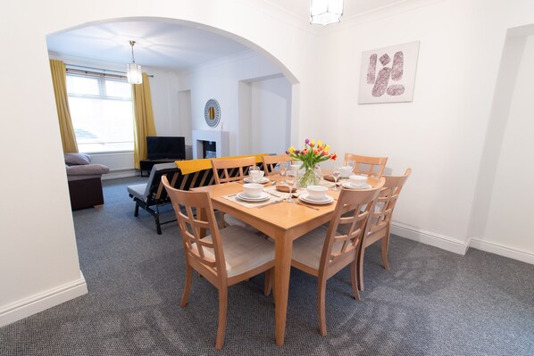 تناول الطعام داخل الغرفة