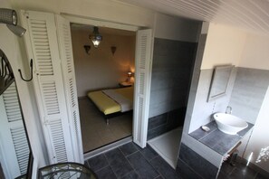 5 chambres, bureau, fer et planche Ă repasser, lit parapluie