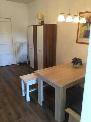 Familienzimmer, 2 Schlafzimmer, Nichtraucher | Essbereich im Zimmer